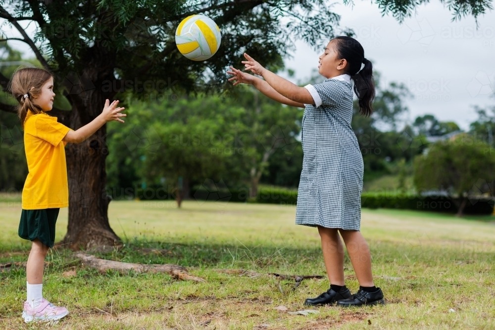 Kids playing throwball